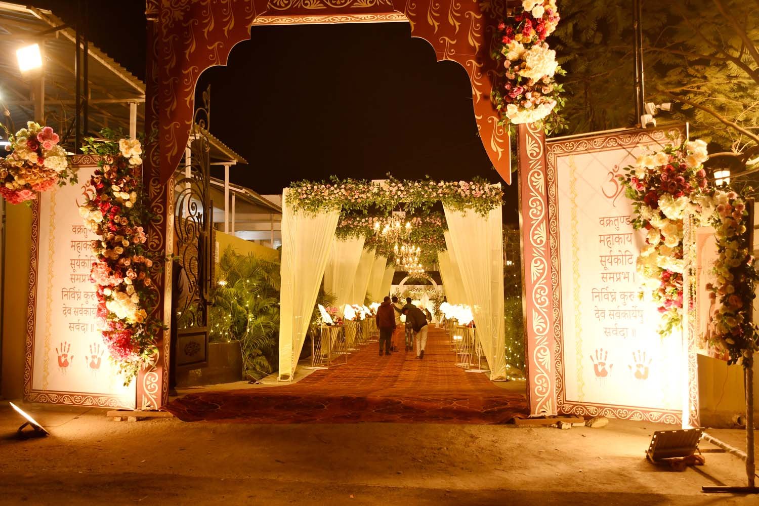 फूलों और रोशनी से सजा भव्य wedding entrance
