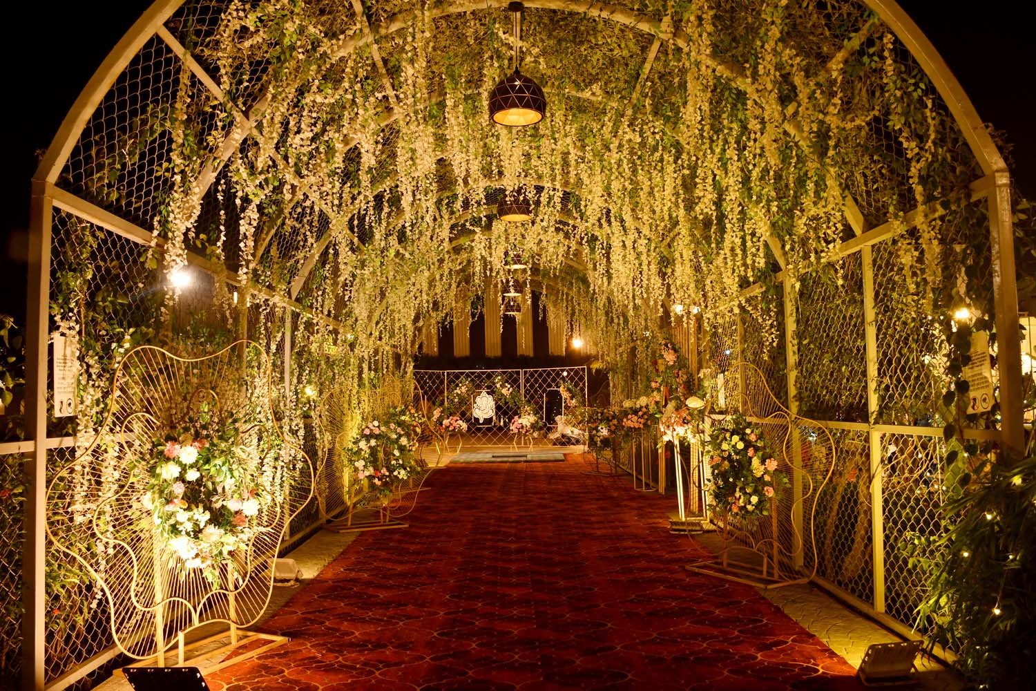 फूलों और रोशनी से सजा भव्य wedding entrance